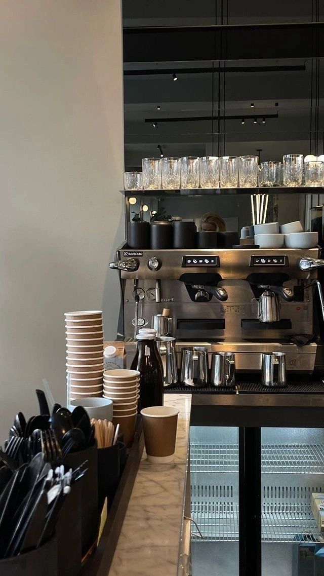 Espresso w filiżance na spodku