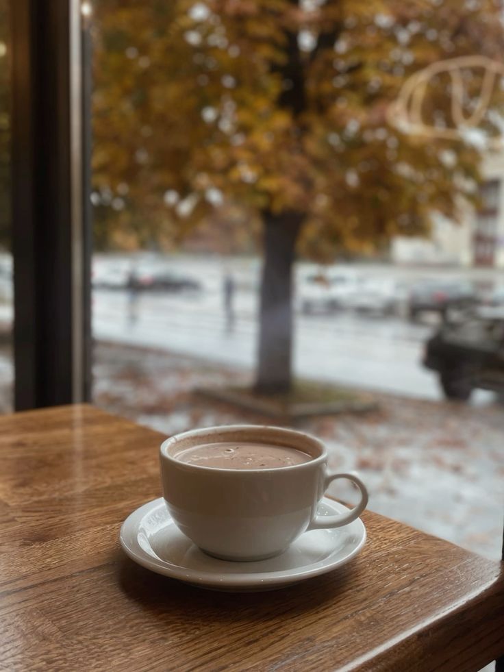 Wypieki rzemieślnicze i kawa na drewnianym stole